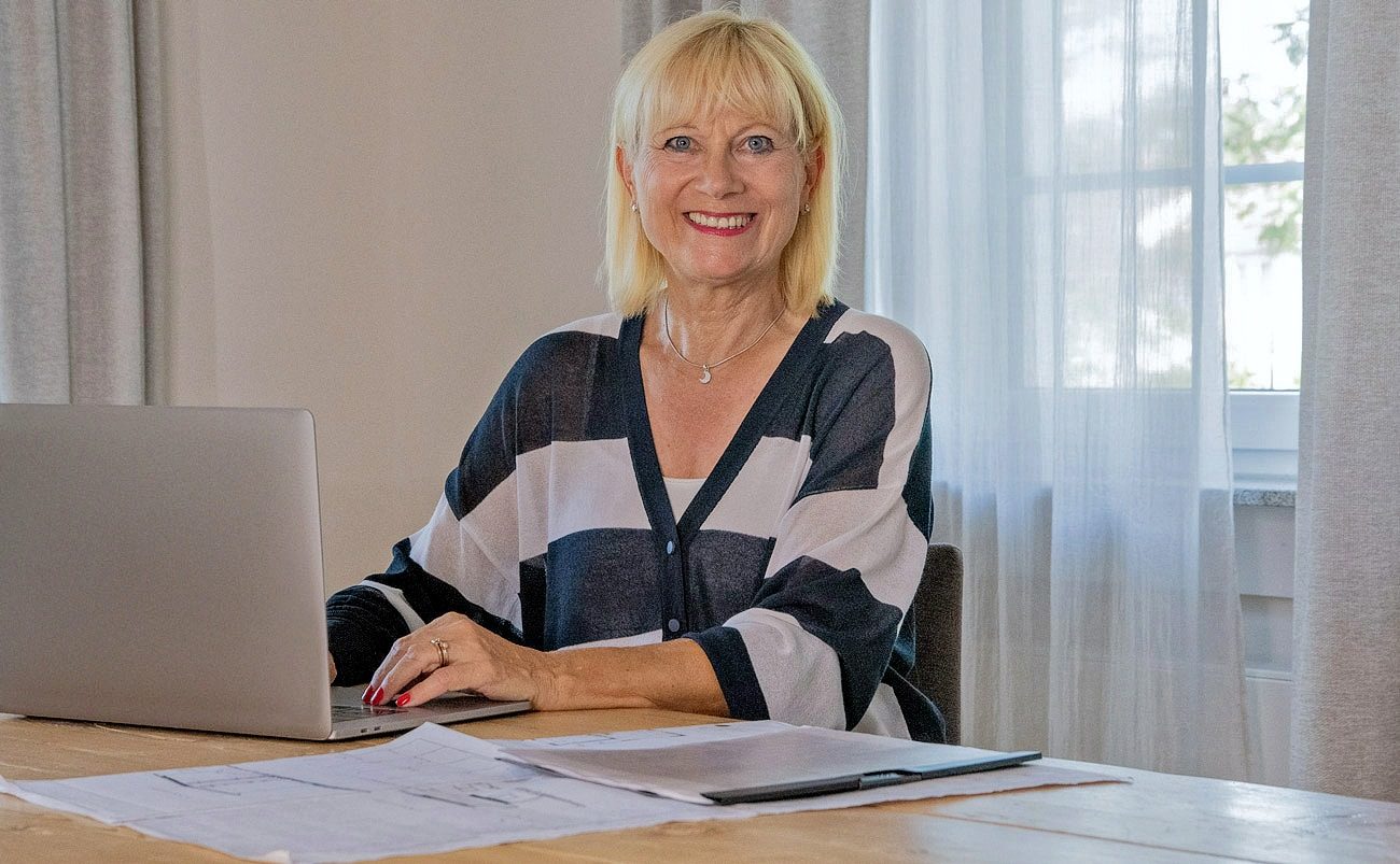 Martina Staab, Immobilienmaklerin in Aschaffenburg, an ihrem Schreibtisch